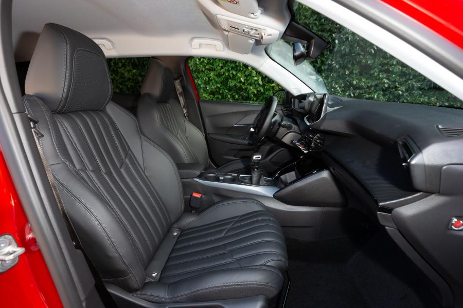 Интерьер Peugeot 2008 2019 года  (WW) (фото 38 из 42)